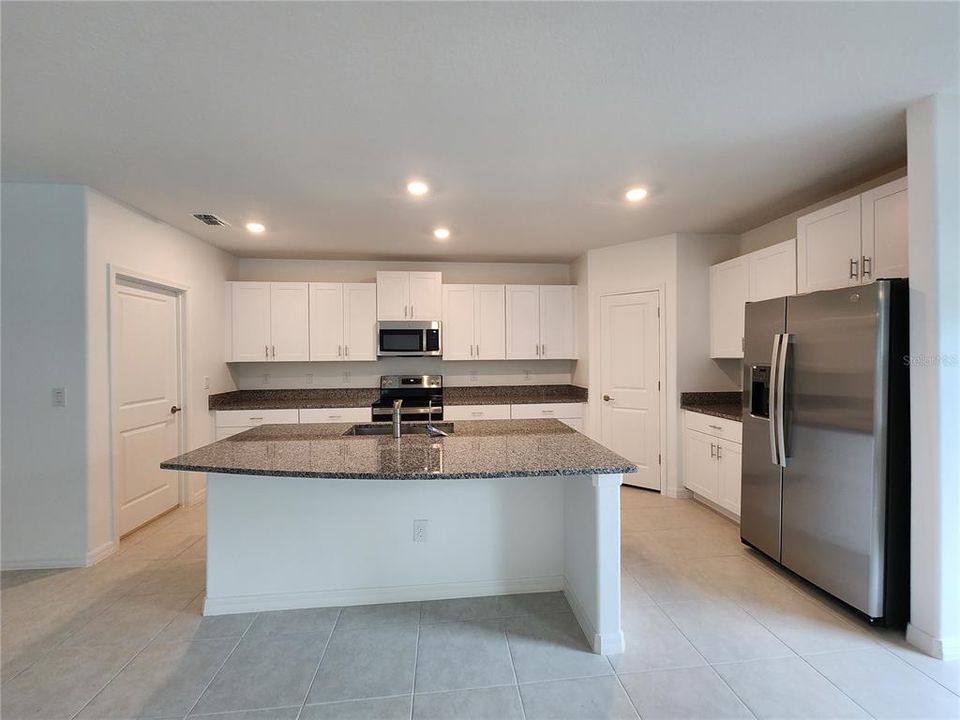 For Rent: $2,600 (5 beds, 2 baths, 2264 Square Feet)