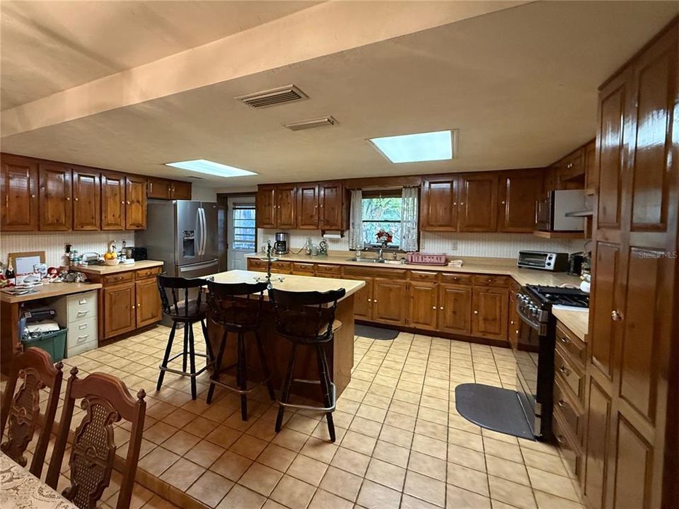 En Venta: $348,000 (3 camas, 2 baños, 2315 Pies cuadrados)