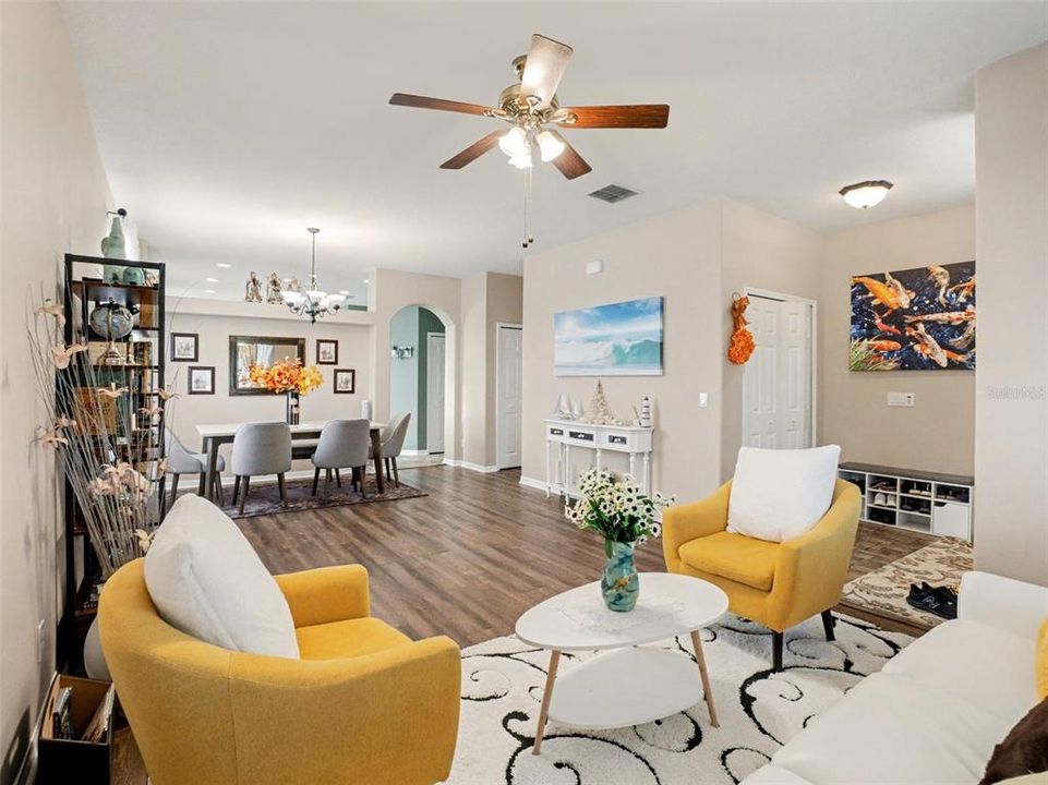 На продажу: $428,000 (4 спален, 2 ванн, 1952 Квадратных фут)