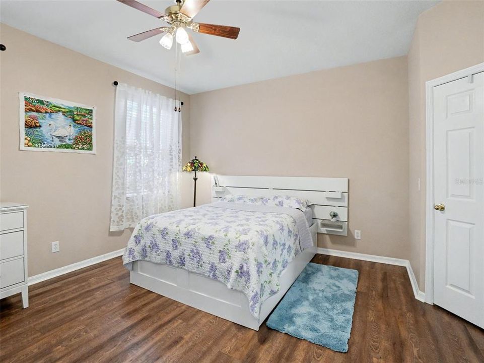 На продажу: $428,000 (4 спален, 2 ванн, 1952 Квадратных фут)