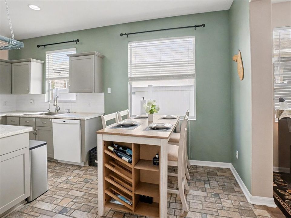 На продажу: $428,000 (4 спален, 2 ванн, 1952 Квадратных фут)