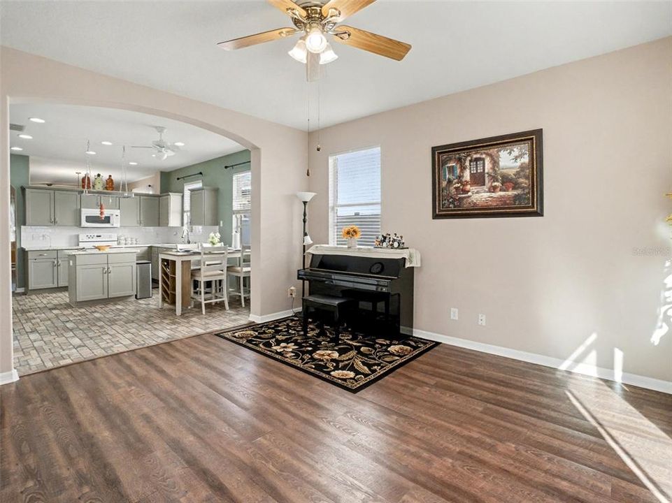 На продажу: $428,000 (4 спален, 2 ванн, 1952 Квадратных фут)