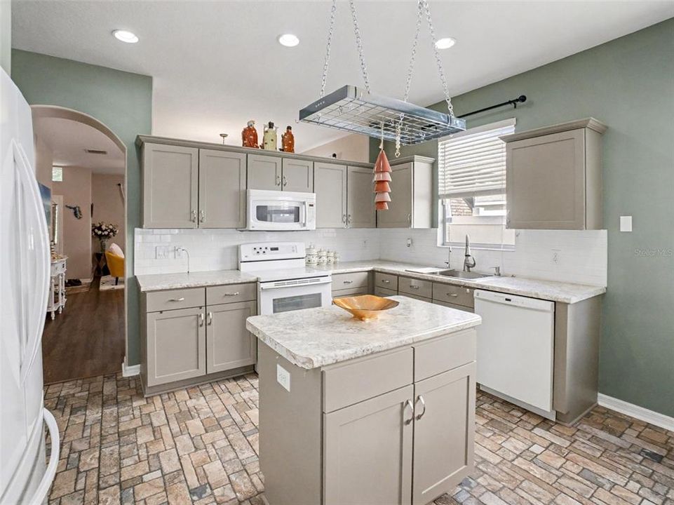 На продажу: $428,000 (4 спален, 2 ванн, 1952 Квадратных фут)