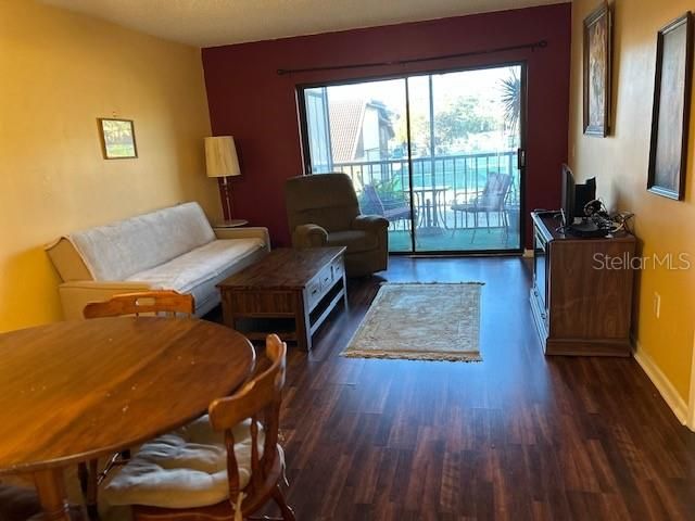 For Rent: $1,550 (2 beds, 1 baths, 919 Square Feet)