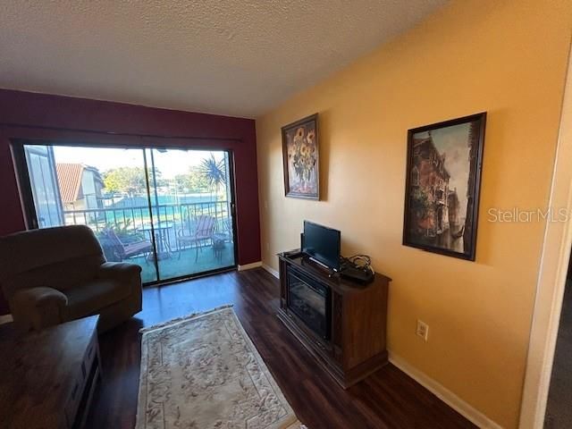 For Rent: $1,550 (2 beds, 1 baths, 919 Square Feet)