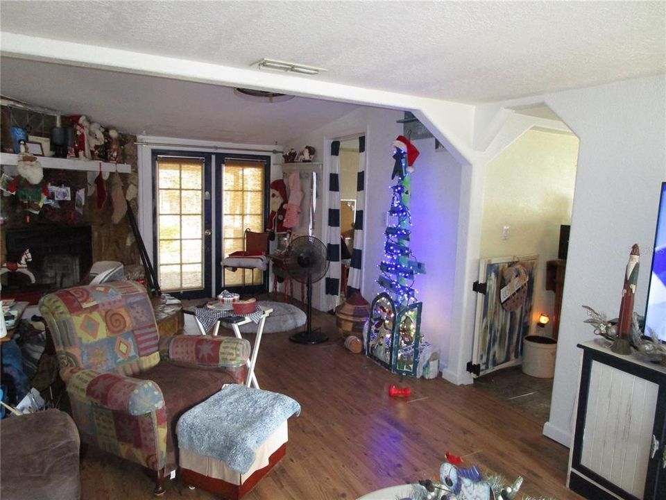 For Sale: $255,000 (3 beds, 2 baths, 1248 Square Feet)