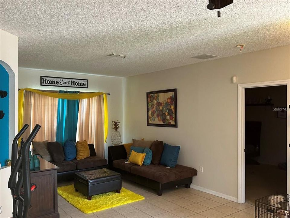 For Sale: $305,000 (3 beds, 2 baths, 1465 Square Feet)