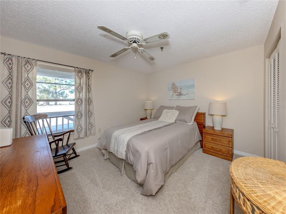 For Sale: $189,900 (2 beds, 2 baths, 1061 Square Feet)