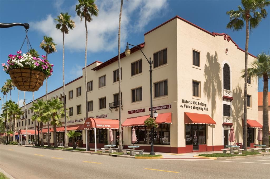 For Sale: $189,900 (2 beds, 2 baths, 1061 Square Feet)