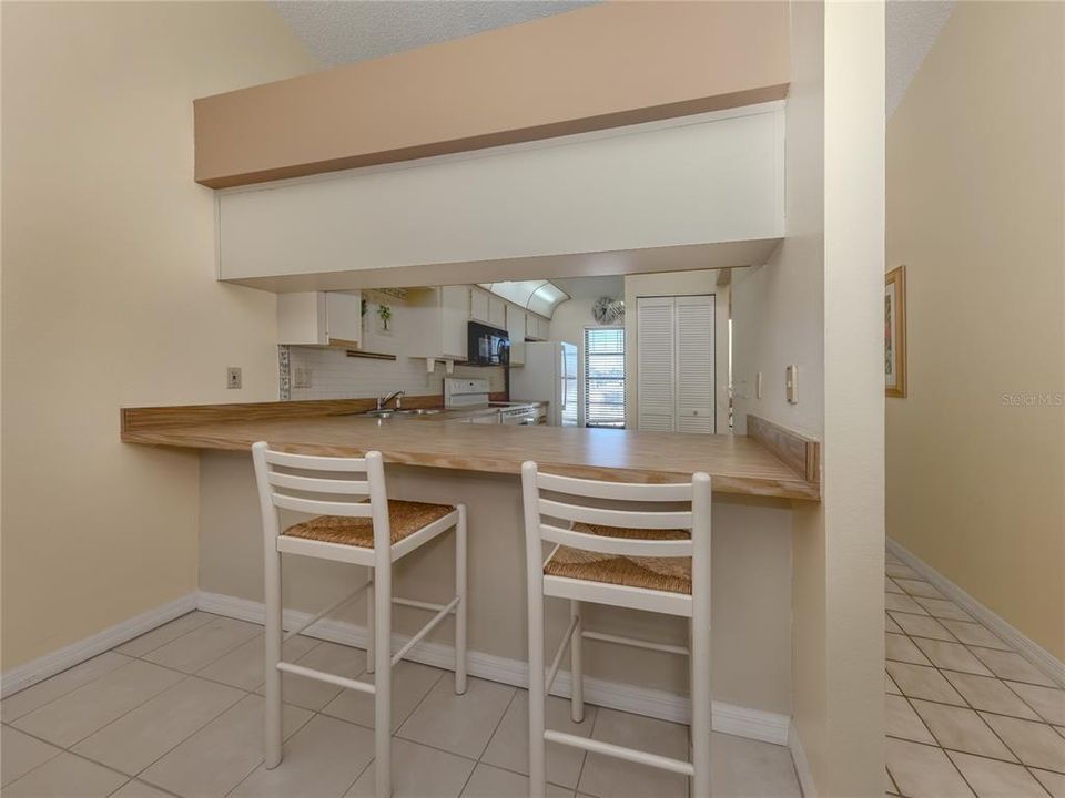 For Sale: $189,900 (2 beds, 2 baths, 1061 Square Feet)