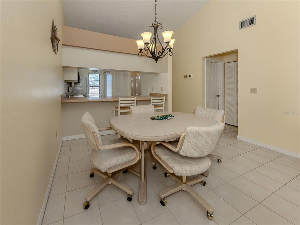 For Sale: $189,900 (2 beds, 2 baths, 1061 Square Feet)