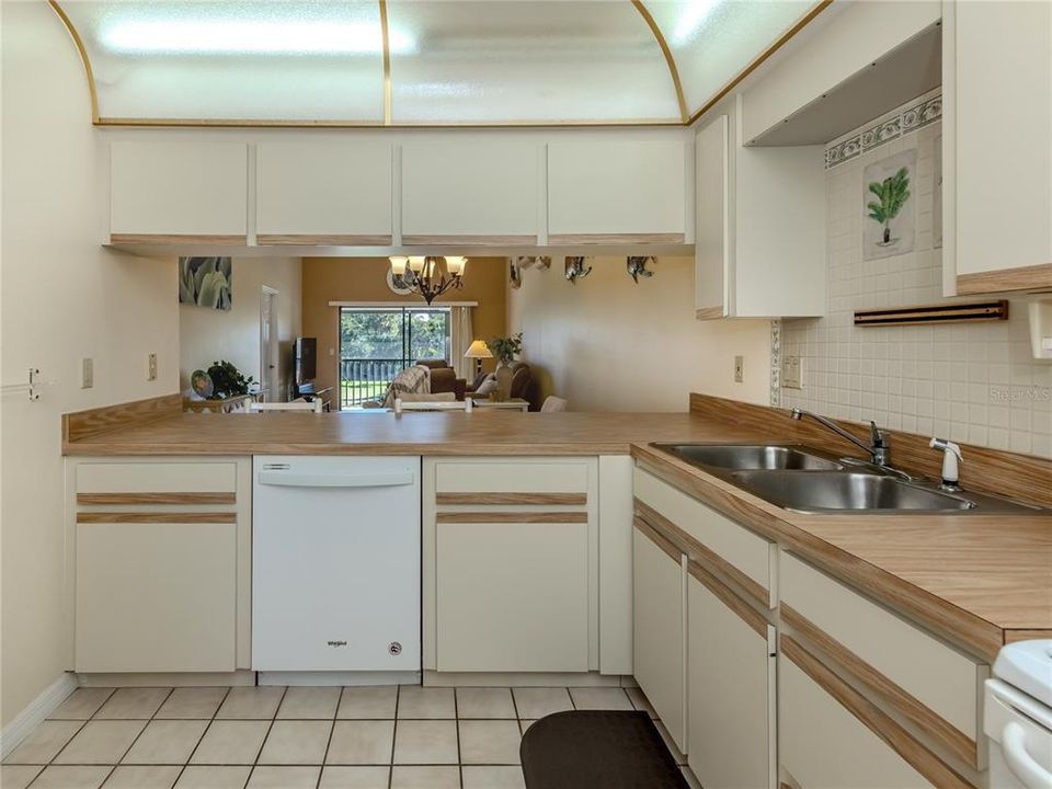 For Sale: $189,900 (2 beds, 2 baths, 1061 Square Feet)