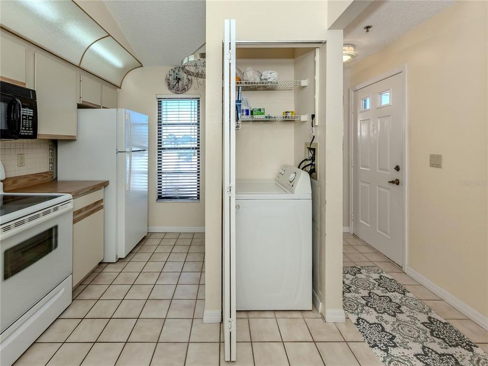 For Sale: $189,900 (2 beds, 2 baths, 1061 Square Feet)