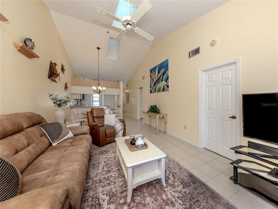 For Sale: $189,900 (2 beds, 2 baths, 1061 Square Feet)
