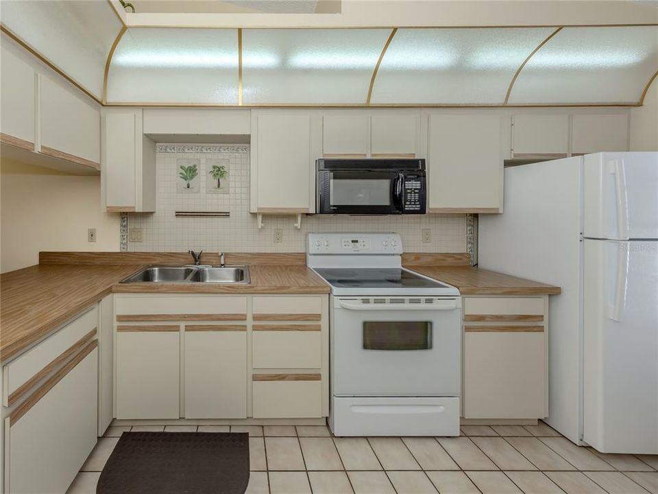 For Sale: $189,900 (2 beds, 2 baths, 1061 Square Feet)