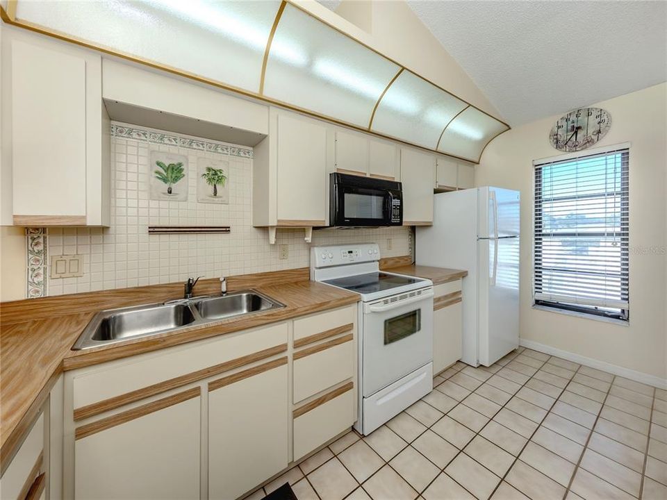 For Sale: $189,900 (2 beds, 2 baths, 1061 Square Feet)