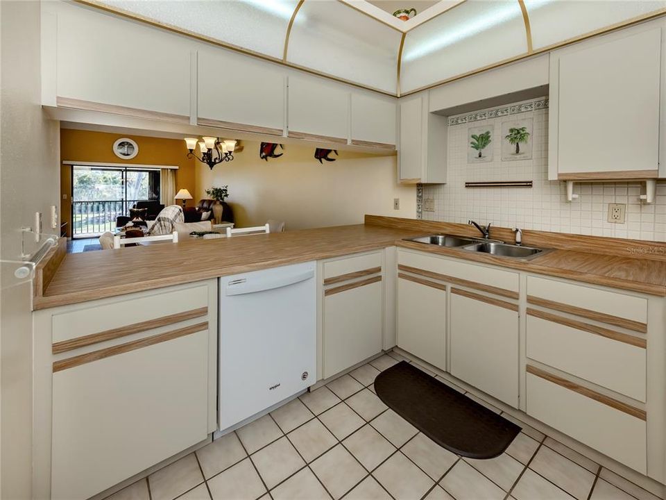 For Sale: $189,900 (2 beds, 2 baths, 1061 Square Feet)