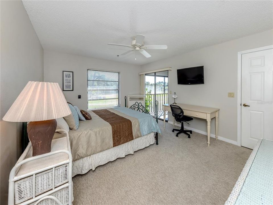 For Sale: $189,900 (2 beds, 2 baths, 1061 Square Feet)