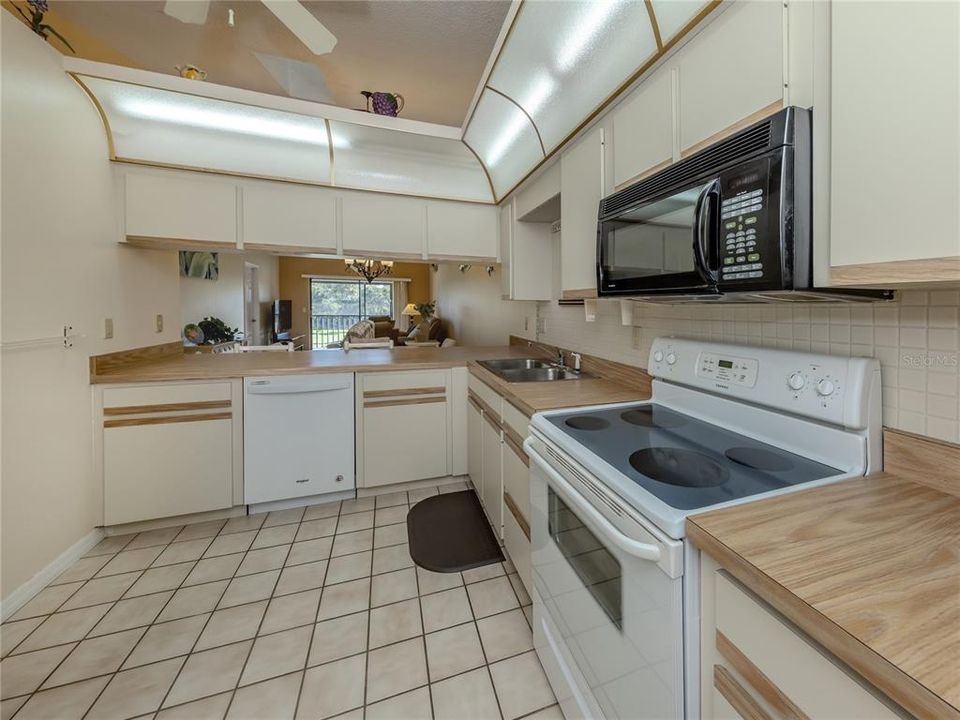 For Sale: $189,900 (2 beds, 2 baths, 1061 Square Feet)