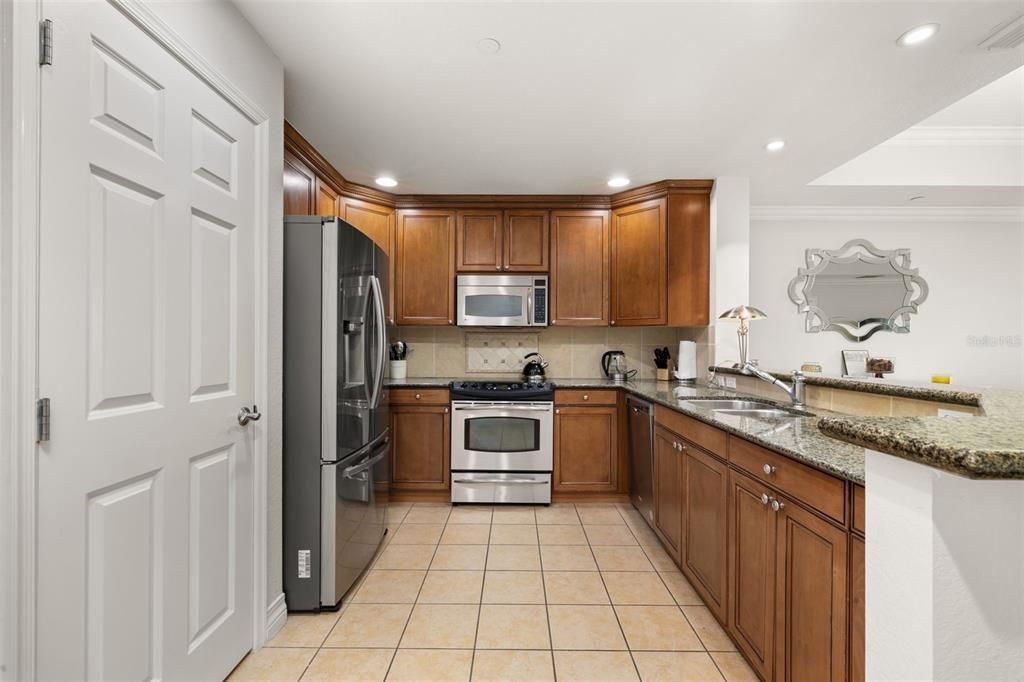 For Sale: $299,000 (3 beds, 3 baths, 1630 Square Feet)