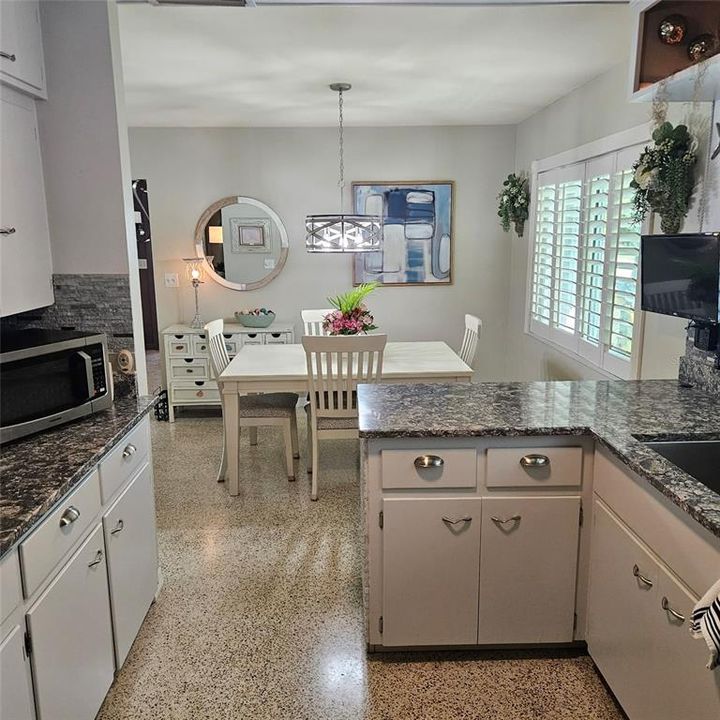 For Sale: $275,000 (2 beds, 2 baths, 1560 Square Feet)