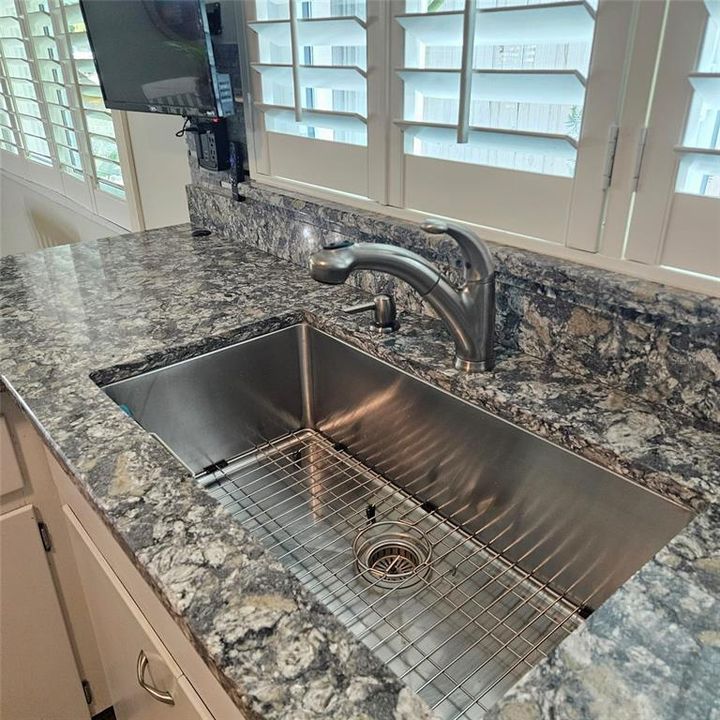 For Sale: $275,000 (2 beds, 2 baths, 1560 Square Feet)