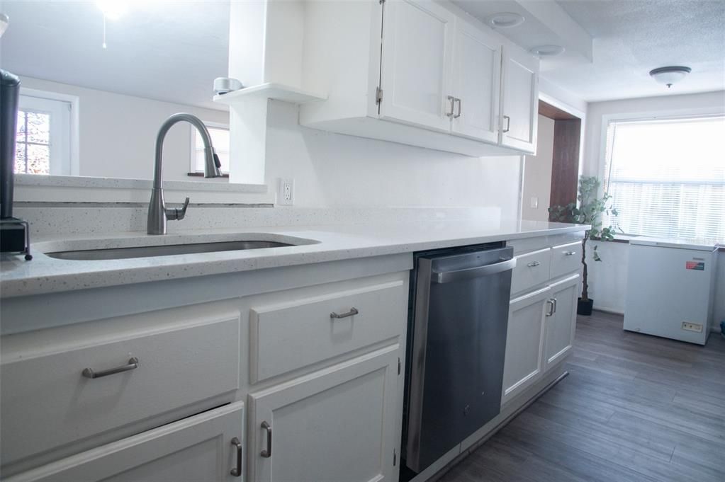 На продажу: $270,000 (3 спален, 1 ванн, 1569 Квадратных фут)