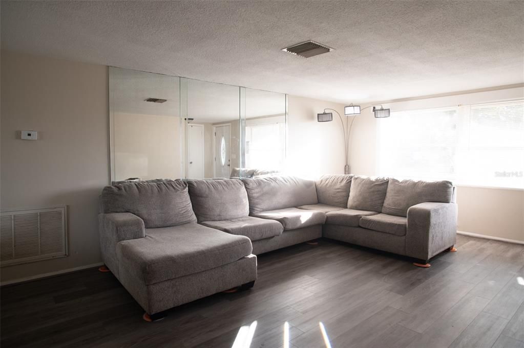 На продажу: $270,000 (3 спален, 1 ванн, 1569 Квадратных фут)