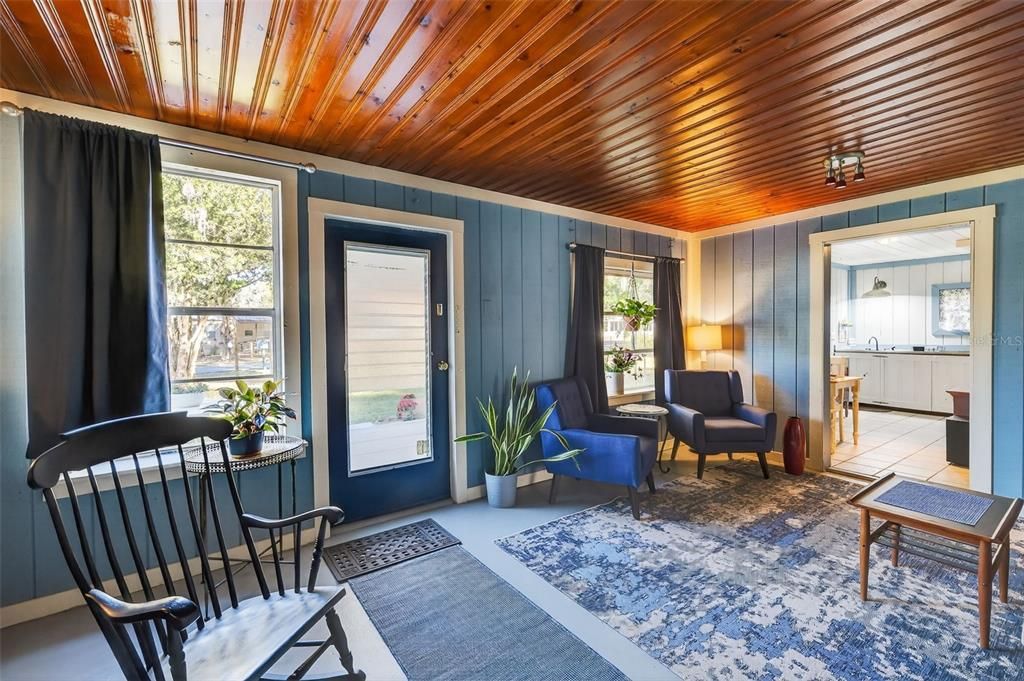 For Sale: $240,000 (2 beds, 1 baths, 828 Square Feet)