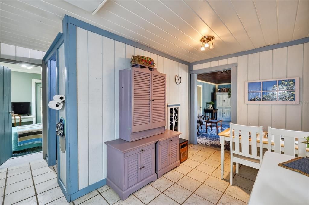 For Sale: $240,000 (2 beds, 1 baths, 828 Square Feet)