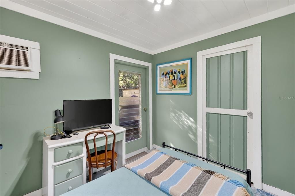 For Sale: $240,000 (2 beds, 1 baths, 828 Square Feet)