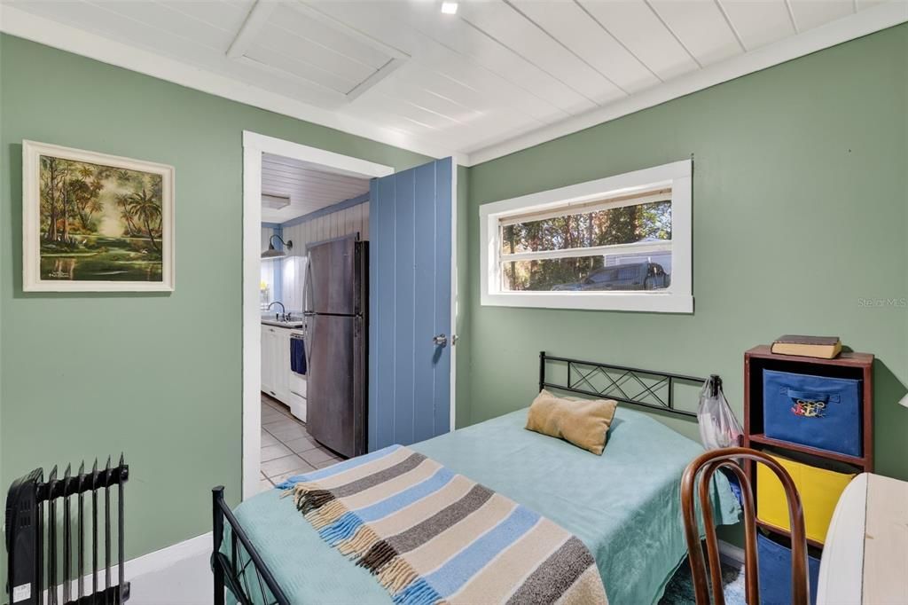 For Sale: $240,000 (2 beds, 1 baths, 828 Square Feet)