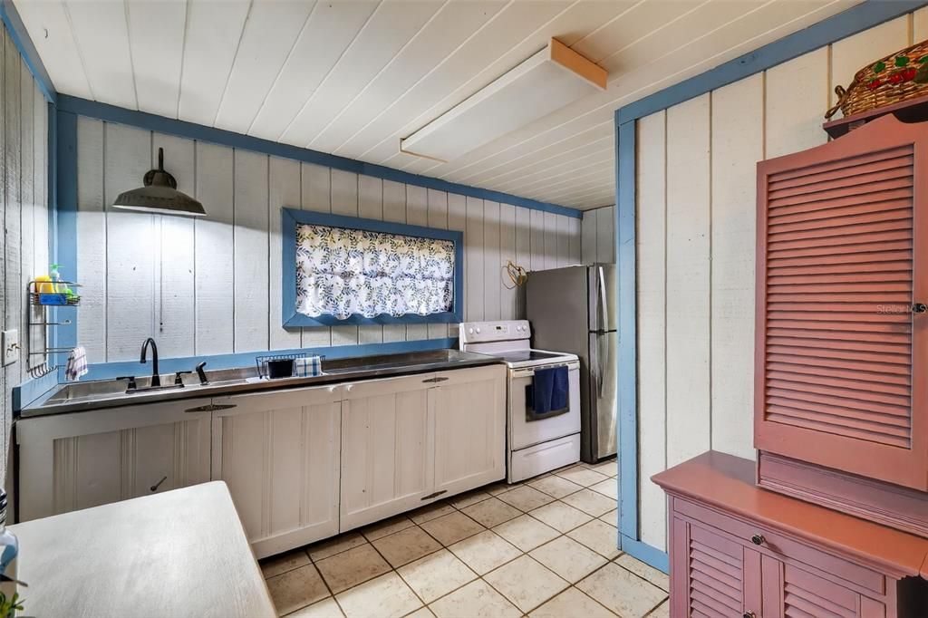 For Sale: $240,000 (2 beds, 1 baths, 828 Square Feet)