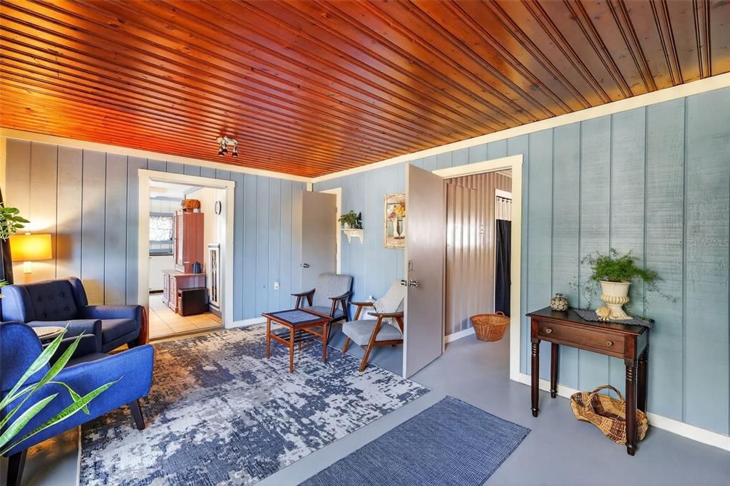 For Sale: $240,000 (2 beds, 1 baths, 828 Square Feet)