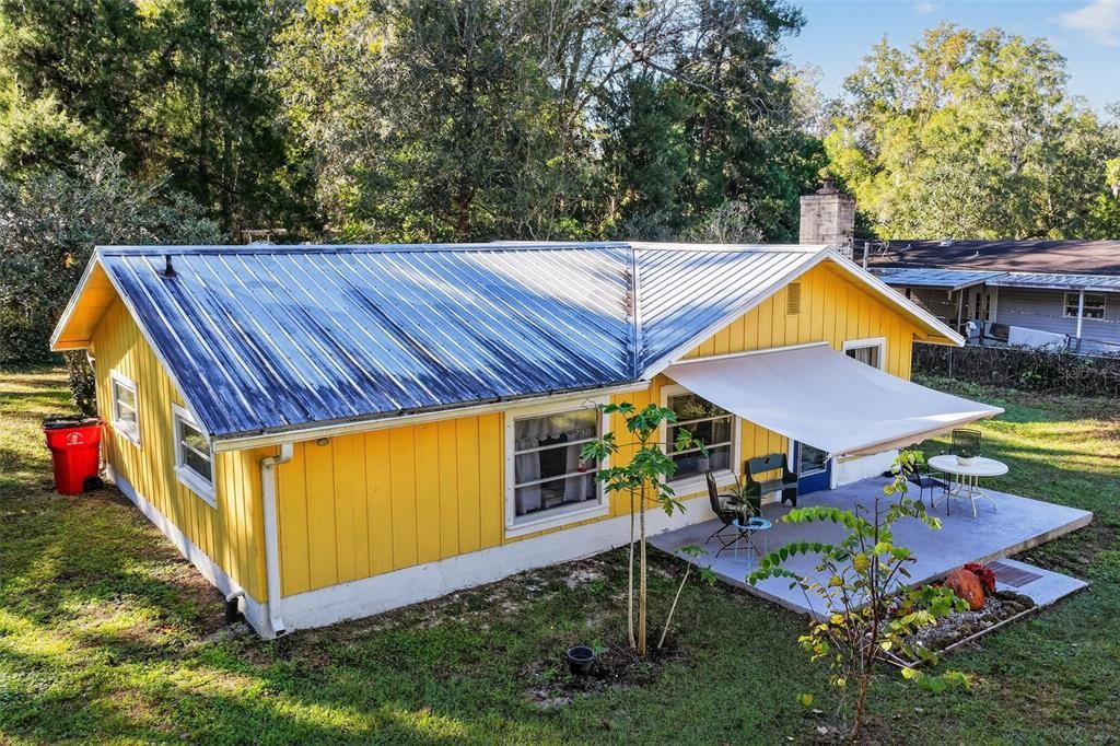 For Sale: $240,000 (2 beds, 1 baths, 828 Square Feet)