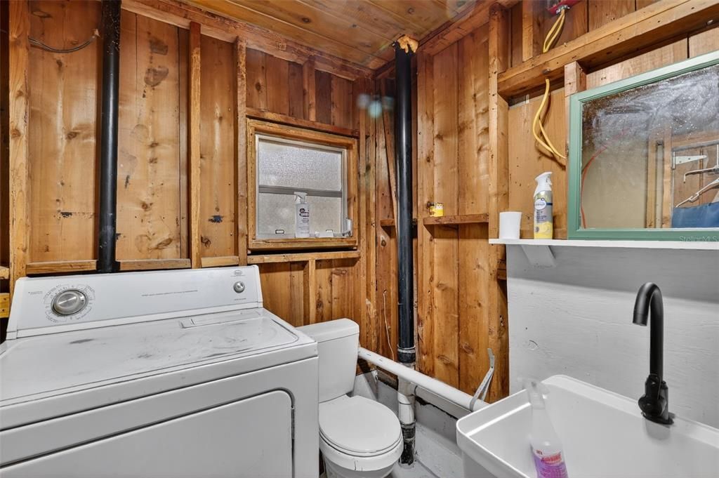 For Sale: $240,000 (2 beds, 1 baths, 828 Square Feet)