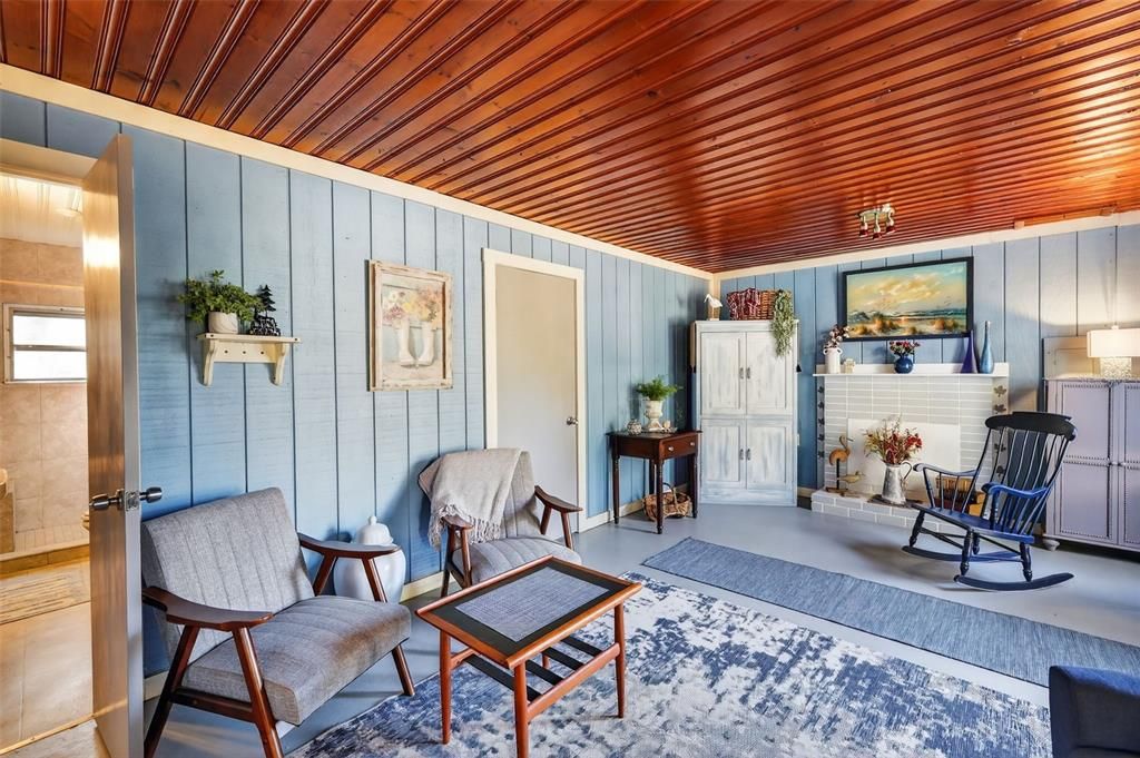 For Sale: $240,000 (2 beds, 1 baths, 828 Square Feet)