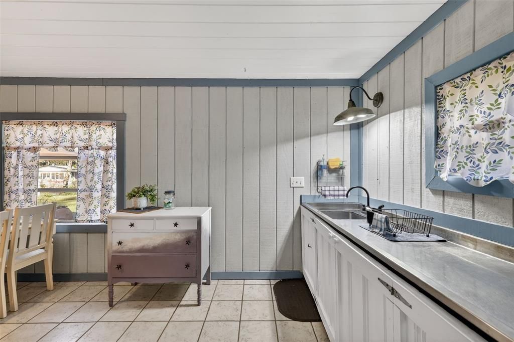 For Sale: $240,000 (2 beds, 1 baths, 828 Square Feet)