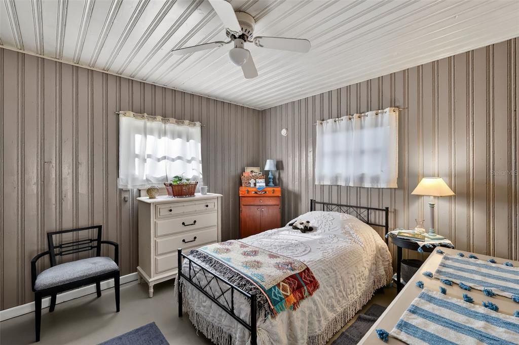 For Sale: $240,000 (2 beds, 1 baths, 828 Square Feet)