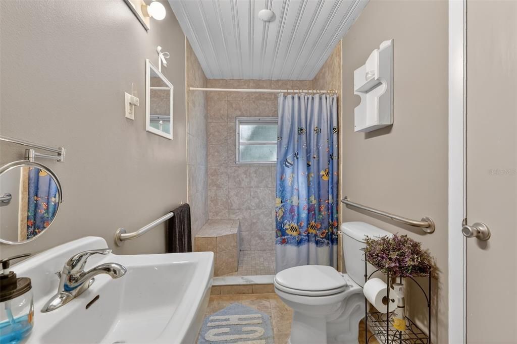 For Sale: $240,000 (2 beds, 1 baths, 828 Square Feet)