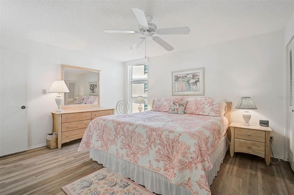 For Sale: $929,000 (2 beds, 2 baths, 1215 Square Feet)