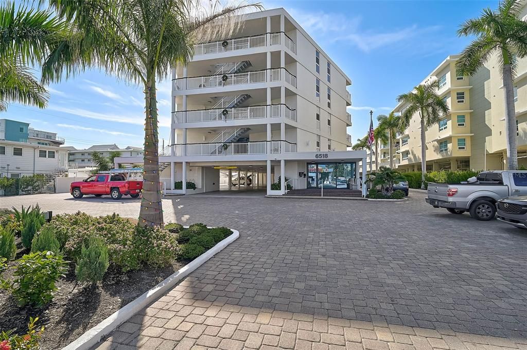 For Sale: $929,000 (2 beds, 2 baths, 1215 Square Feet)