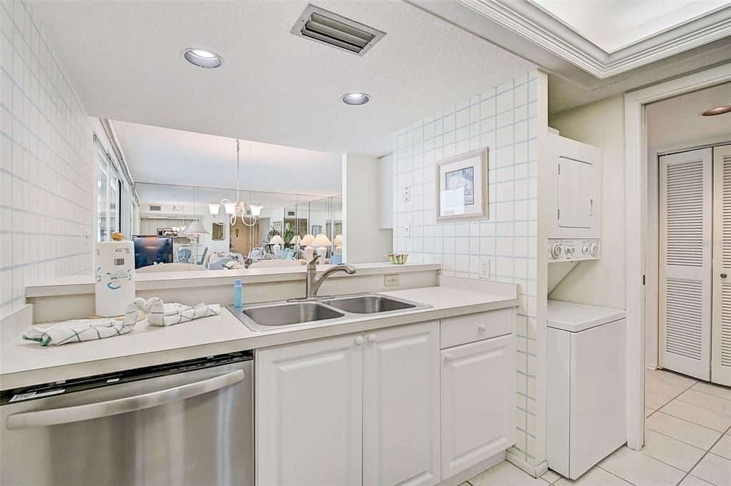 For Sale: $929,000 (2 beds, 2 baths, 1215 Square Feet)