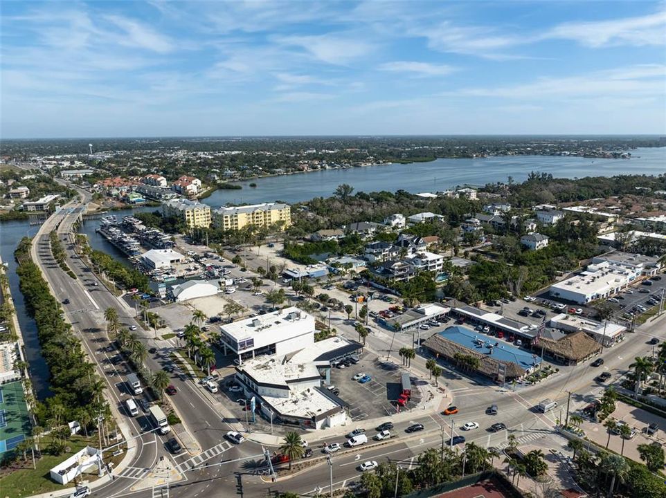 For Sale: $929,000 (2 beds, 2 baths, 1215 Square Feet)