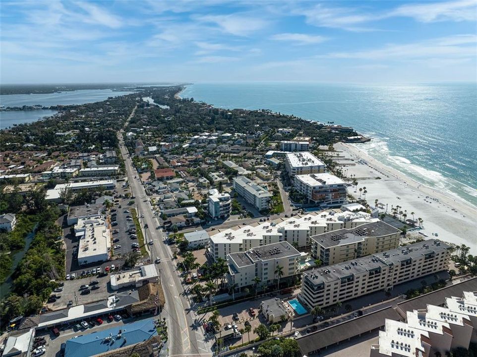 For Sale: $929,000 (2 beds, 2 baths, 1215 Square Feet)