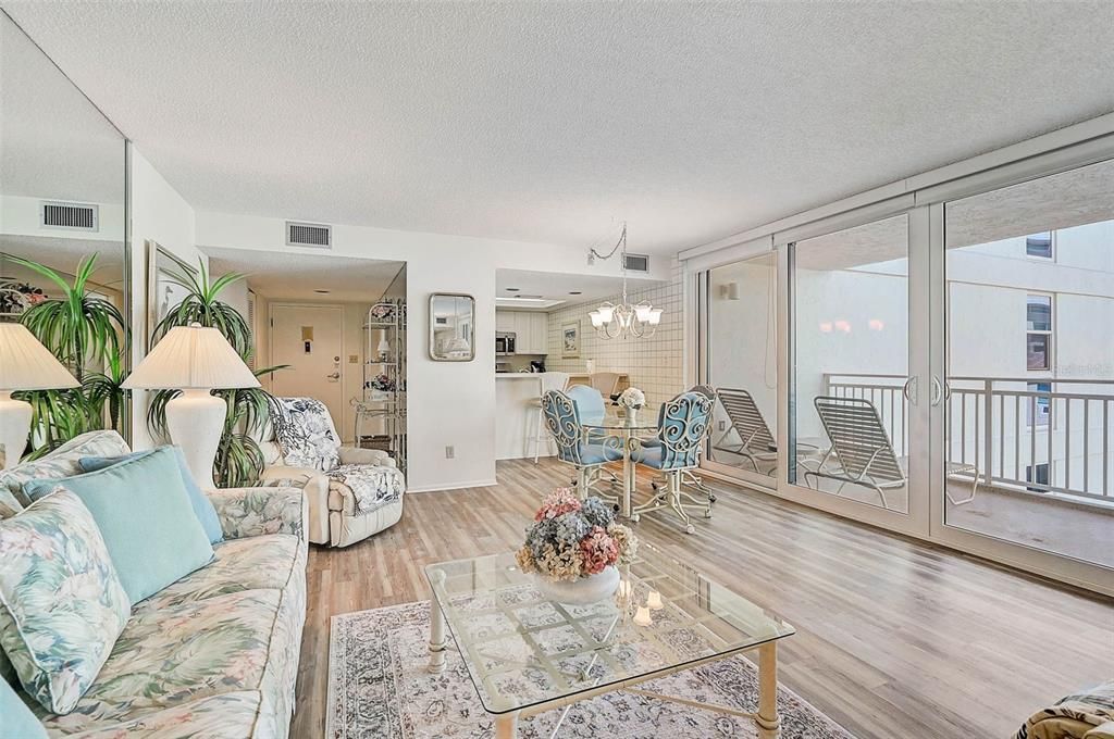 For Sale: $929,000 (2 beds, 2 baths, 1215 Square Feet)