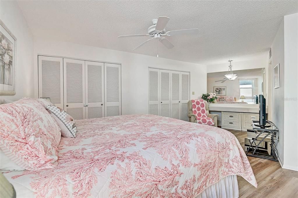 For Sale: $929,000 (2 beds, 2 baths, 1215 Square Feet)