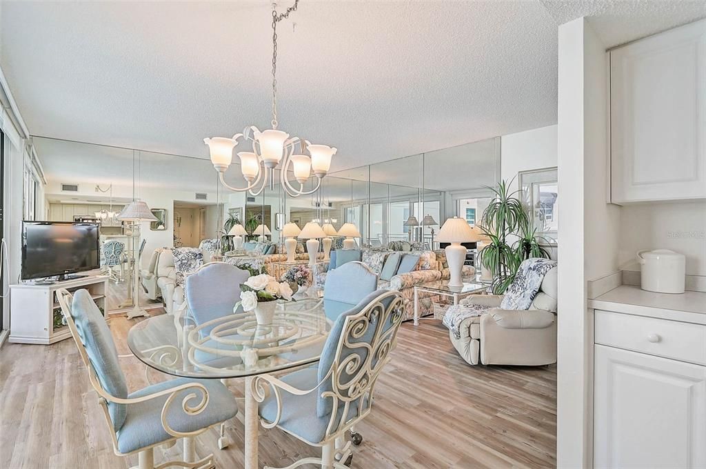 For Sale: $929,000 (2 beds, 2 baths, 1215 Square Feet)