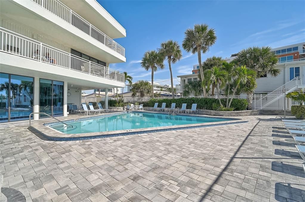 For Sale: $929,000 (2 beds, 2 baths, 1215 Square Feet)