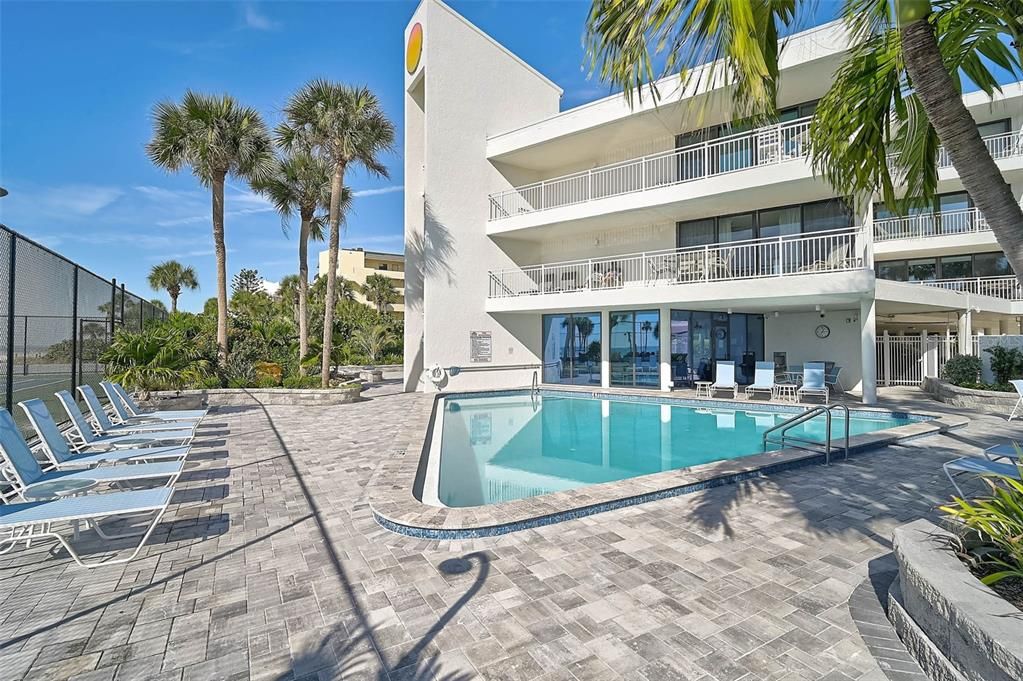 For Sale: $929,000 (2 beds, 2 baths, 1215 Square Feet)